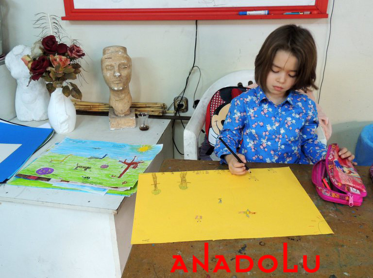 Çocuklar Resim Çalışması Yapıyorlar Antalyada