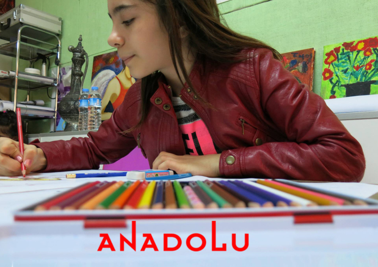 Kuru Boya Çalışması Yapan Öğrenci Görseli Antalyada